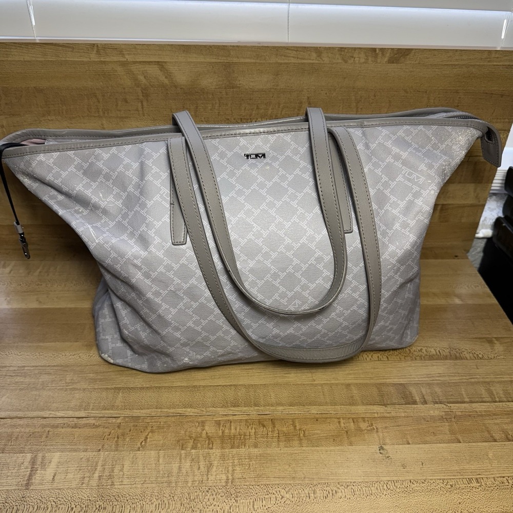 Tumi Gray Business Tote Laptop Shoulder Bag Zip Up  fits on luggage HAS WEAR